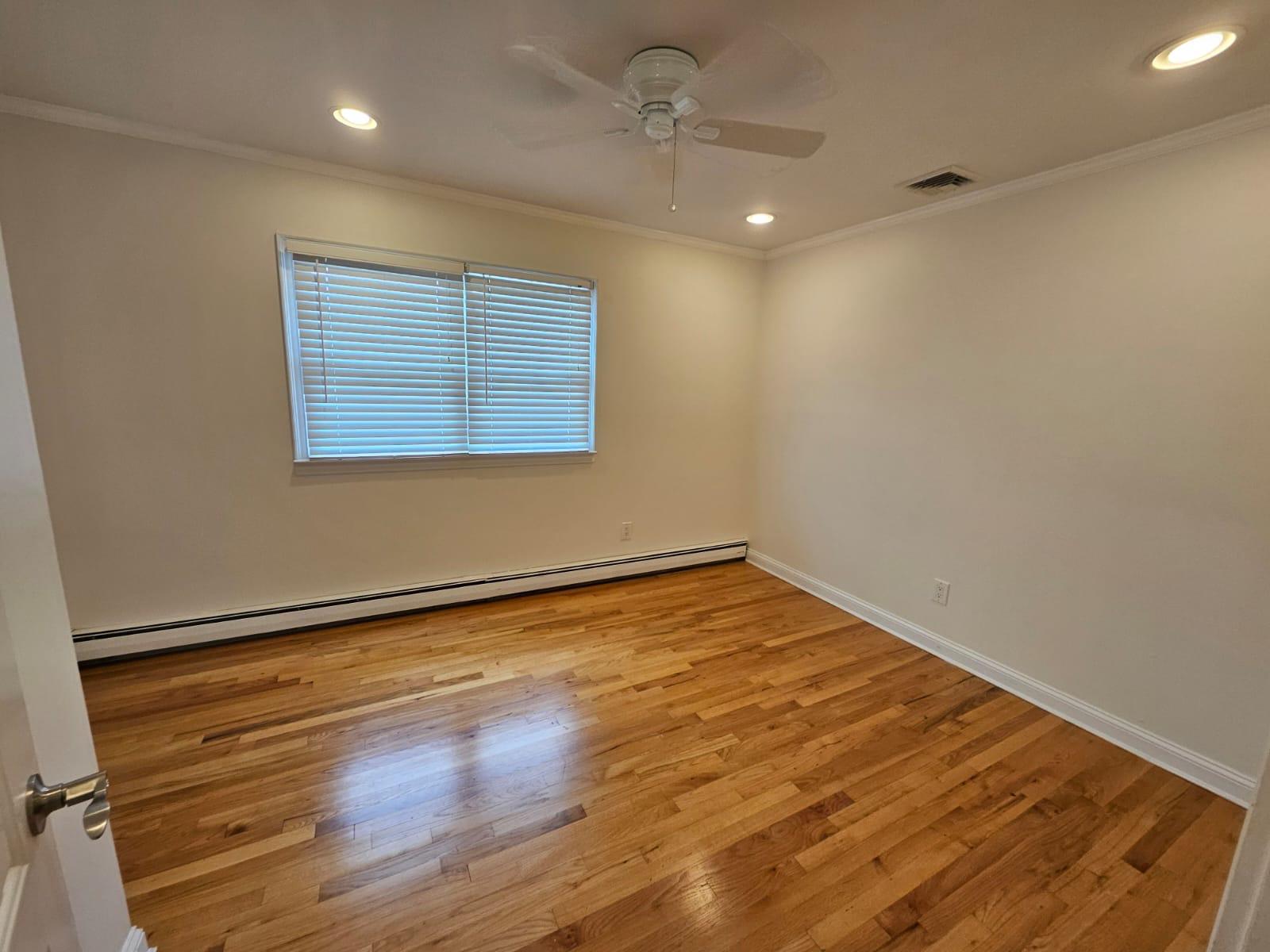 Oyster Bay, New York 11803, United States, 4 Bedrooms Bedrooms, ,3 BathroomsBathrooms,Residential,Active,88917