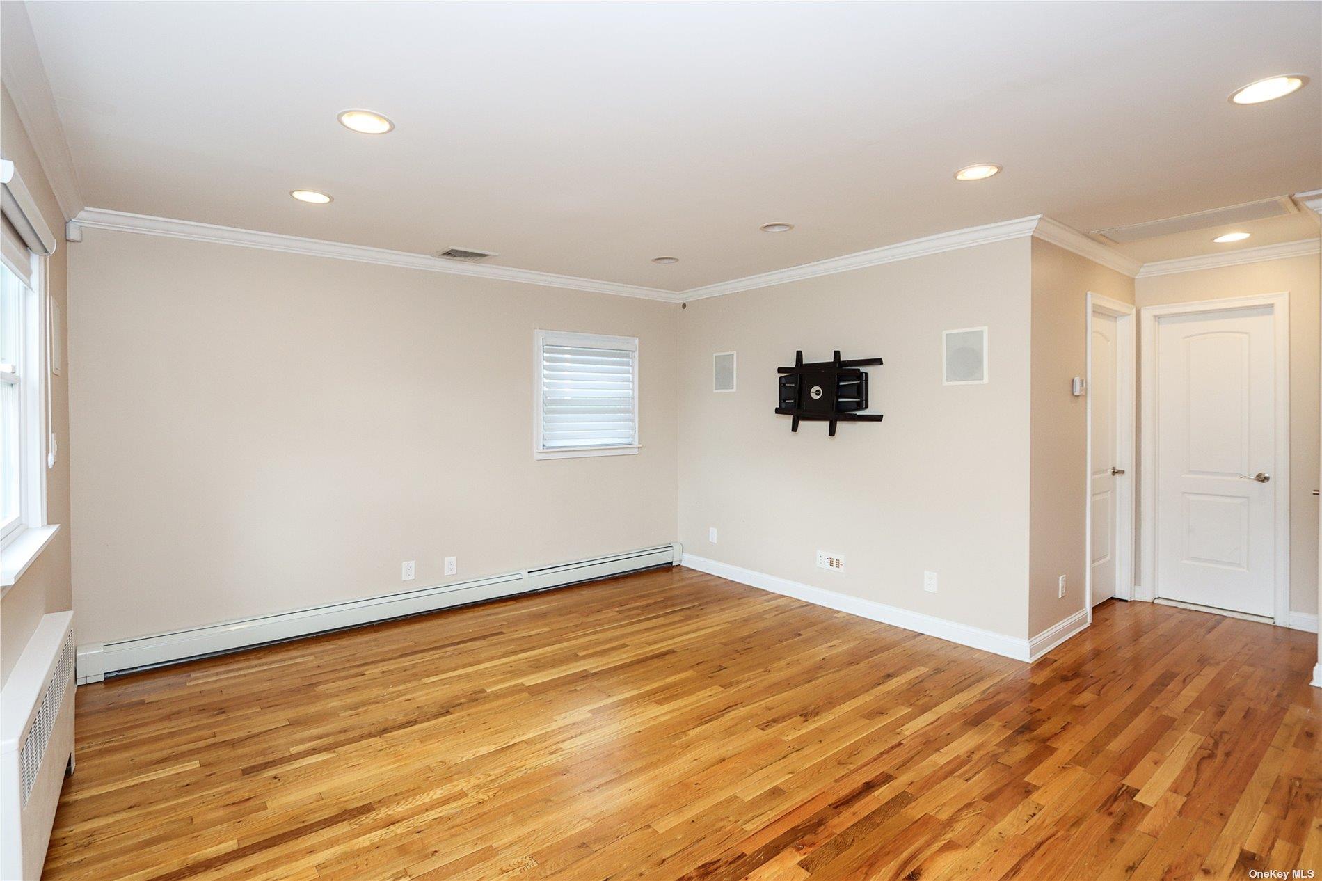 Oyster Bay, New York 11803, United States, 4 Bedrooms Bedrooms, ,3 BathroomsBathrooms,Residential,Active,88917