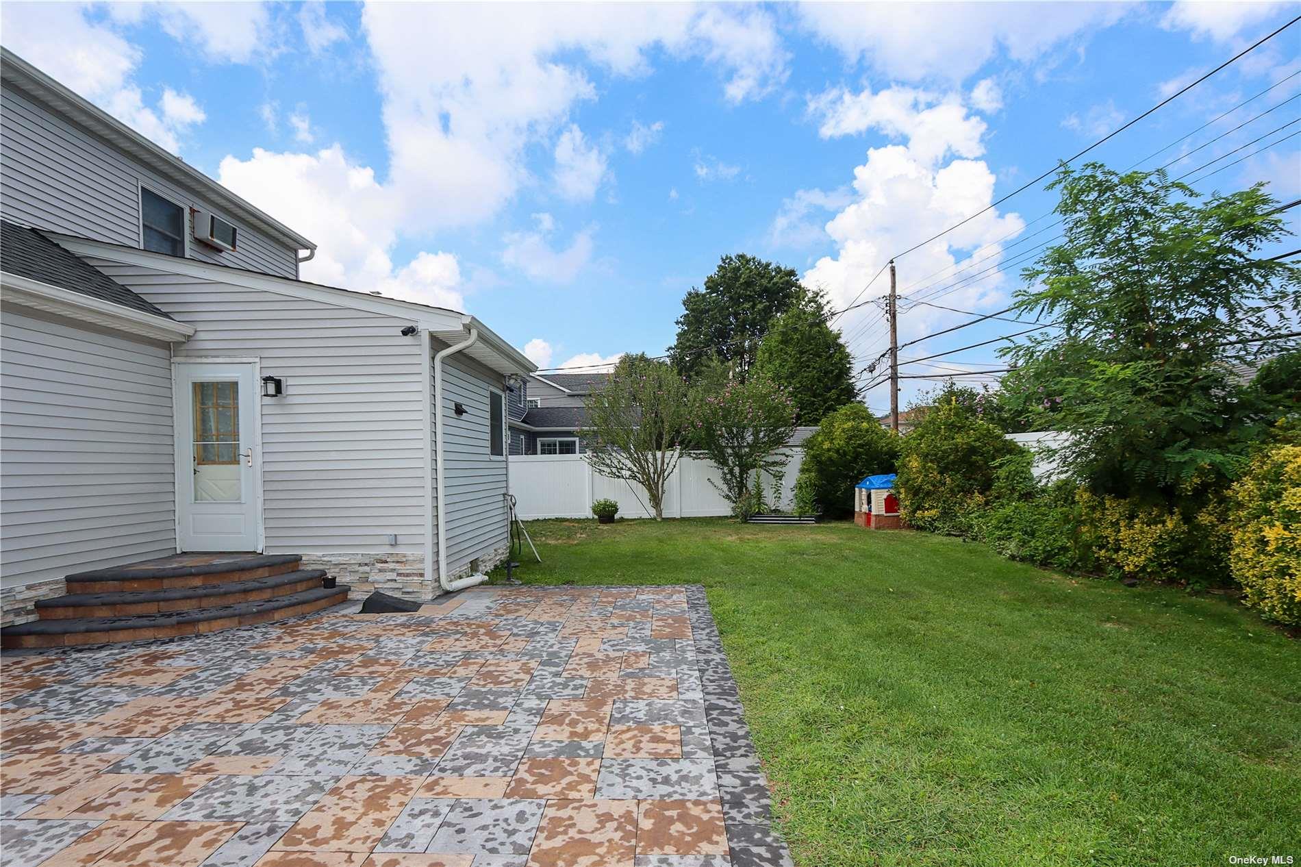 Oyster Bay, New York 11803, United States, 4 Bedrooms Bedrooms, ,3 BathroomsBathrooms,Residential,Active,88917