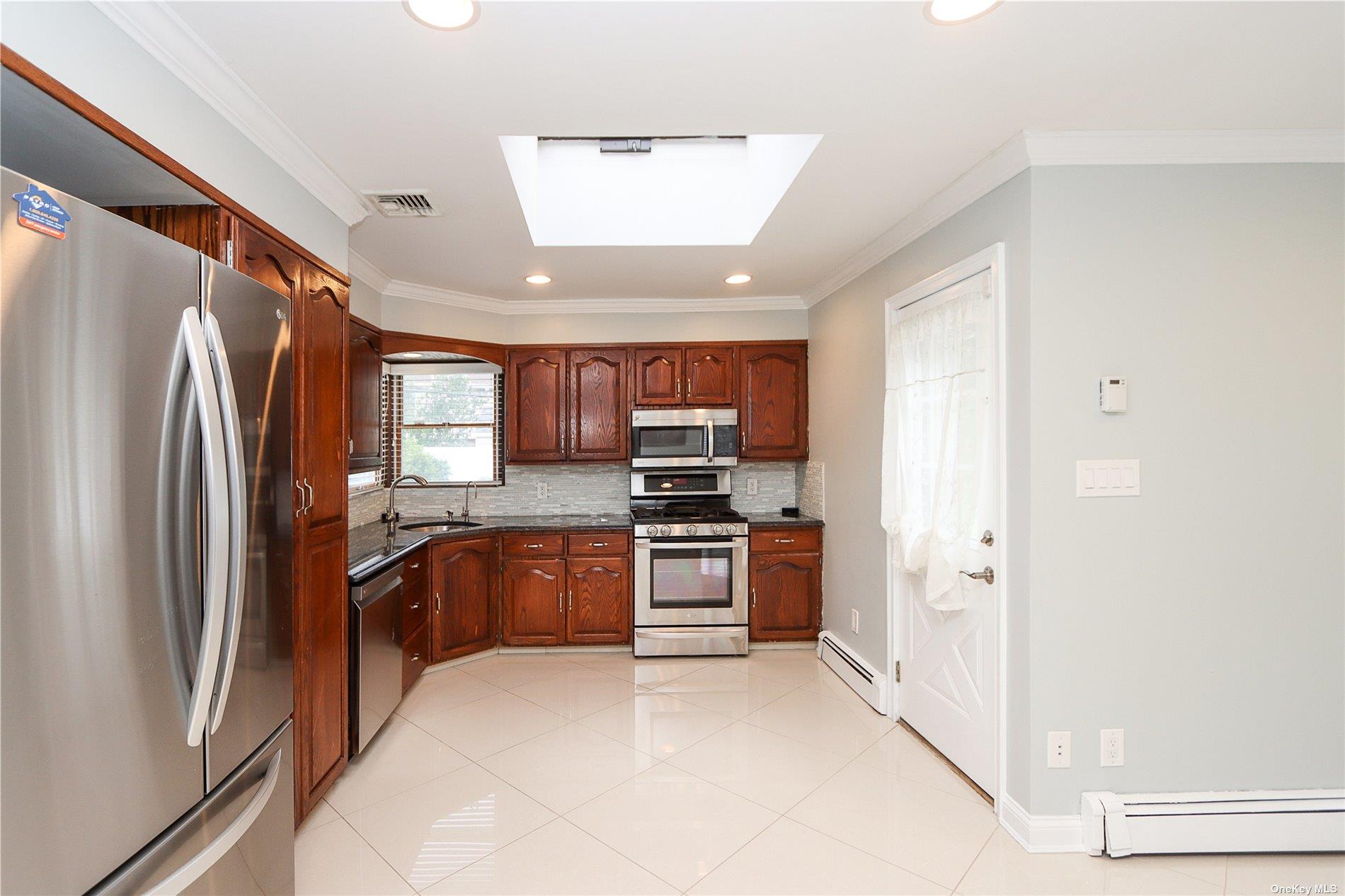 Oyster Bay, New York 11803, United States, 4 Bedrooms Bedrooms, ,3 BathroomsBathrooms,Residential,Active,88917