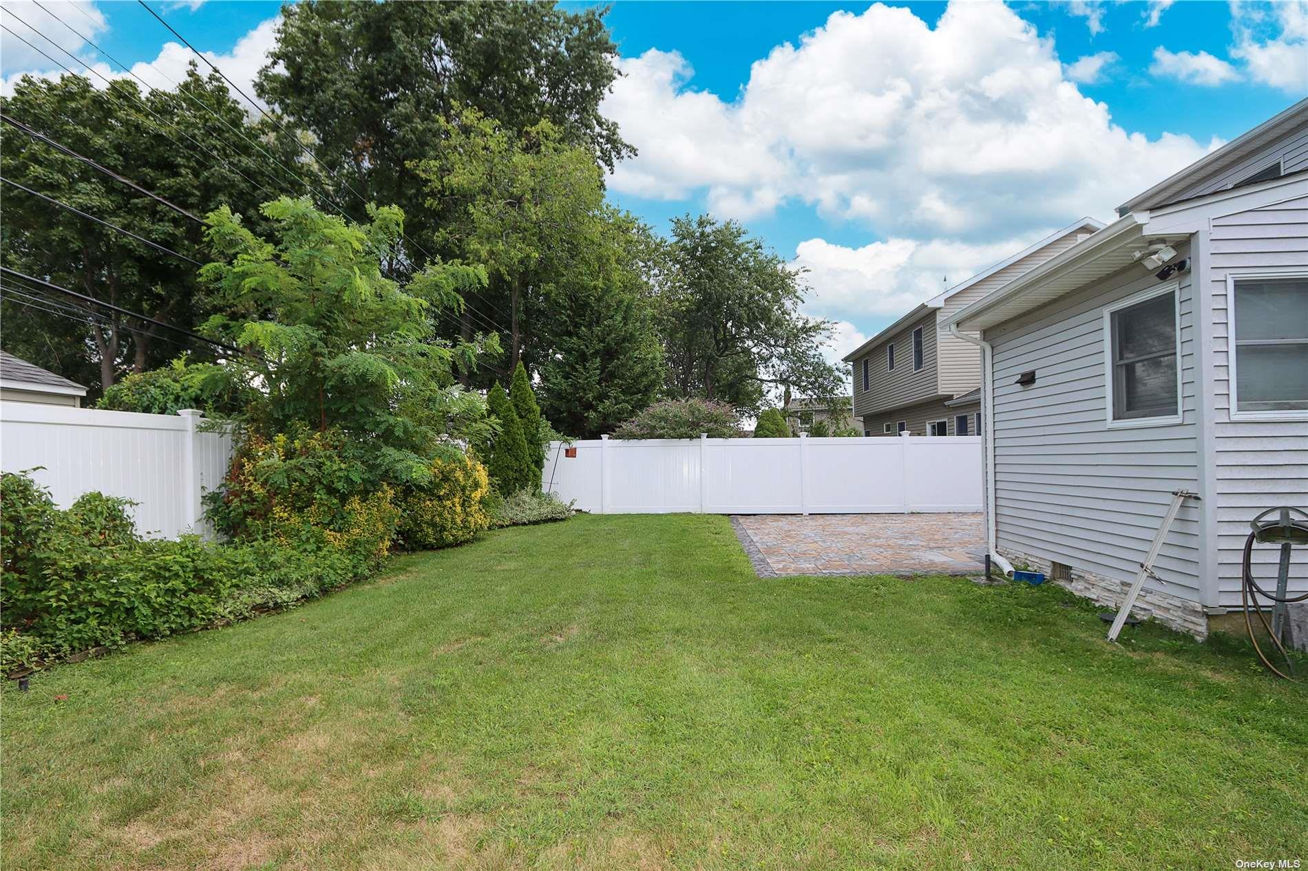 Oyster Bay, New York 11803, United States, 4 Bedrooms Bedrooms, ,3 BathroomsBathrooms,Residential,Active,88917