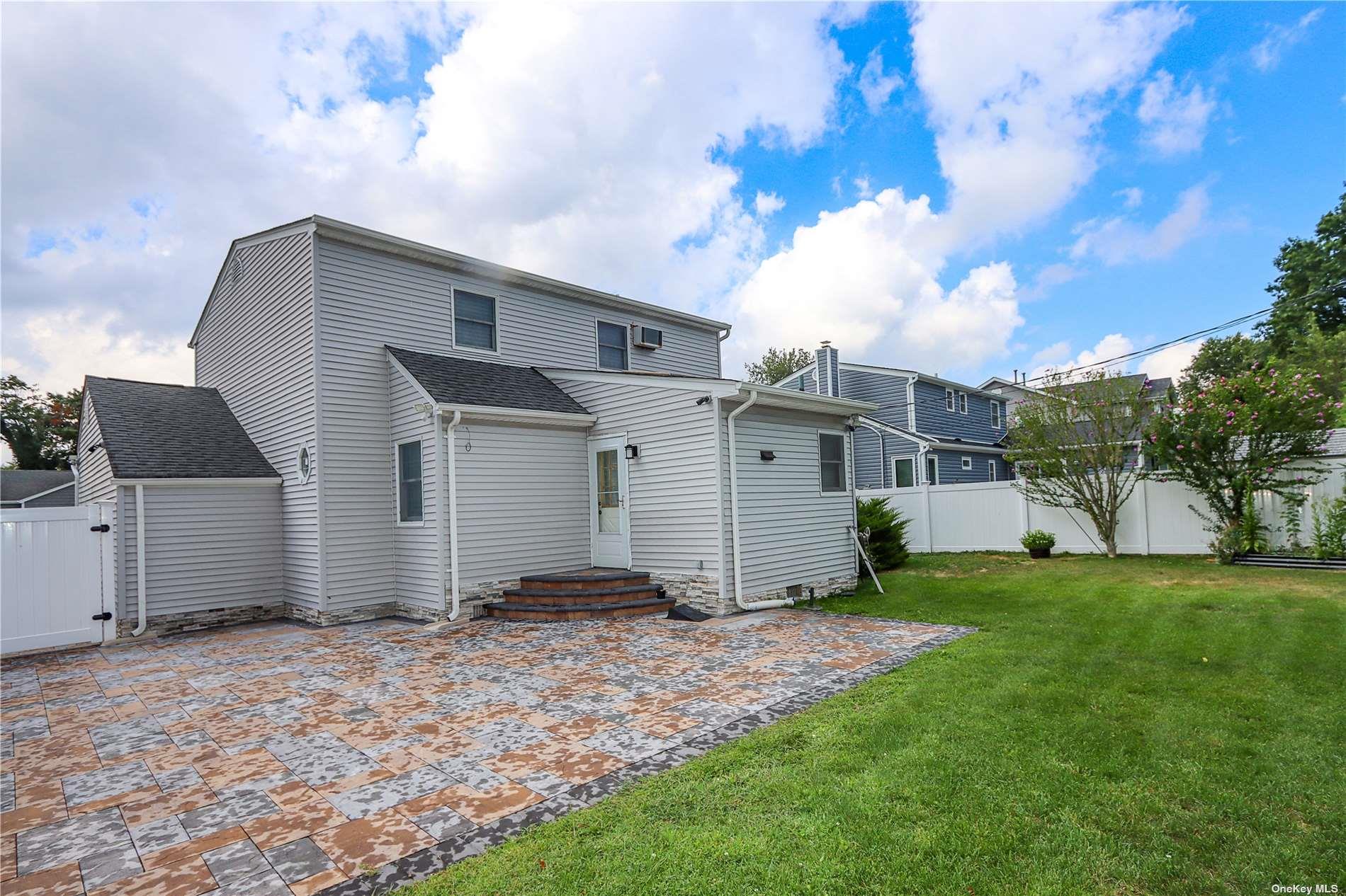 Oyster Bay, New York 11803, United States, 4 Bedrooms Bedrooms, ,3 BathroomsBathrooms,Residential,Active,88917