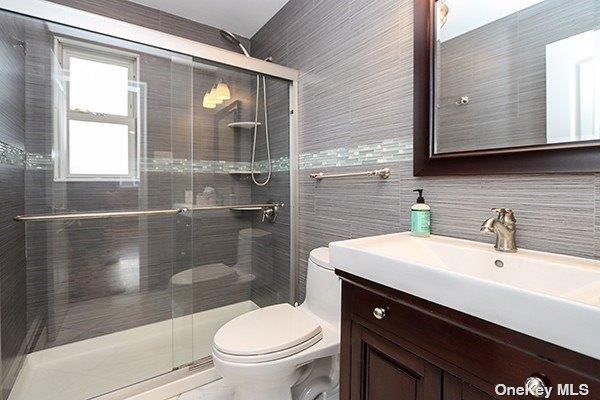 Oyster Bay, New York 11803, United States, 4 Bedrooms Bedrooms, ,3 BathroomsBathrooms,Residential,Active,88917