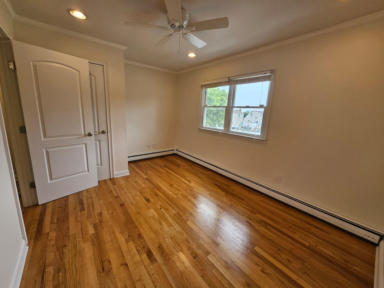 Oyster Bay, New York 11803, United States, 4 Bedrooms Bedrooms, ,3 BathroomsBathrooms,Residential,Active,88917