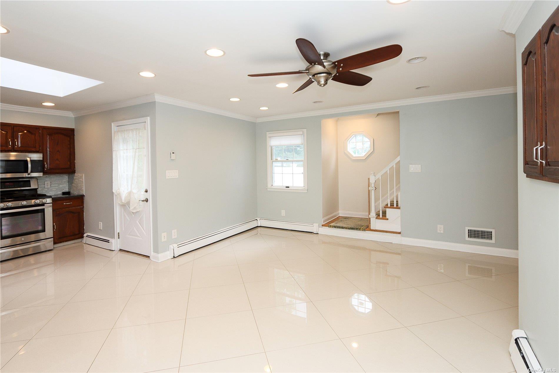 Oyster Bay, New York 11803, United States, 4 Bedrooms Bedrooms, ,3 BathroomsBathrooms,Residential,Active,88917