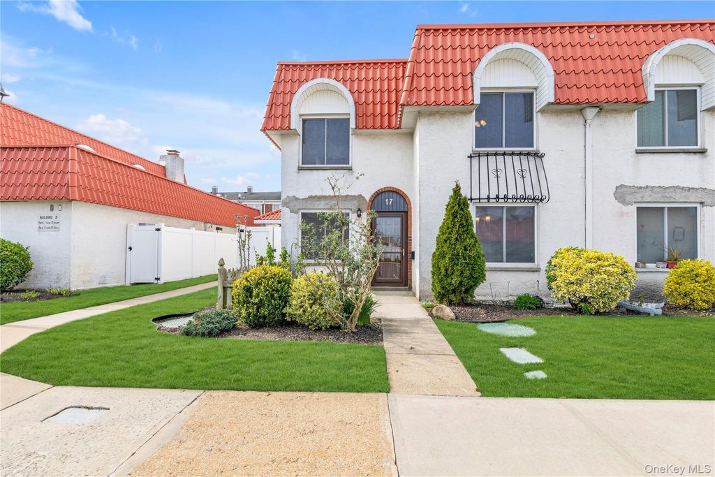 Photo of 17 Alhambra Drive #17, Oceanside, NY 11572 (MLS # 1000311)
