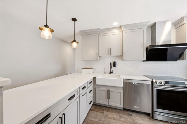 90 CONKLIN ST, FARMINGDALE, NY 11735 - Image d9dafb62bd3c1a09f8a6ccc5a31d717d/487274296