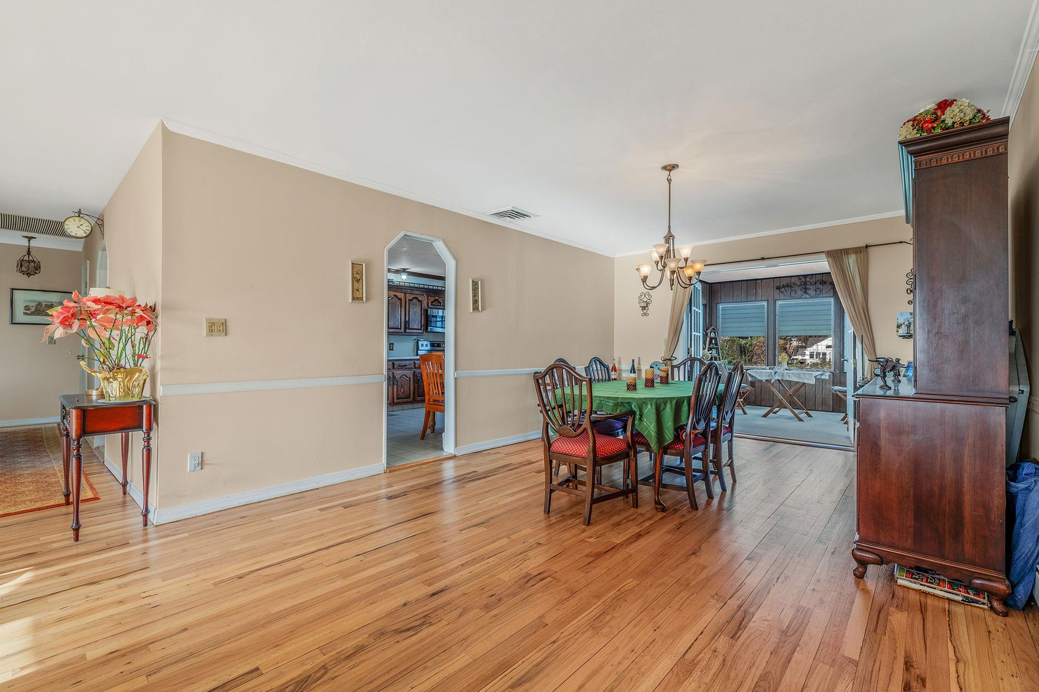 146 Awixa Avenue, Bay Shore, New York image 12