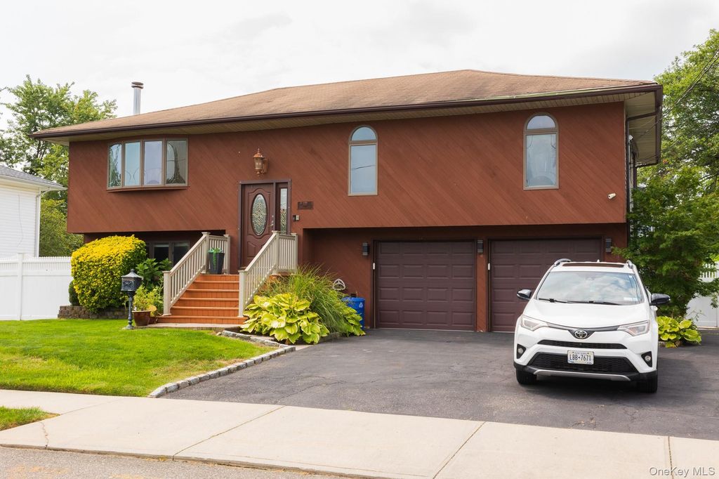 Photo of 557 N Kings Avenue, Lindenhurst, NY 11757 (MLS # 926681)