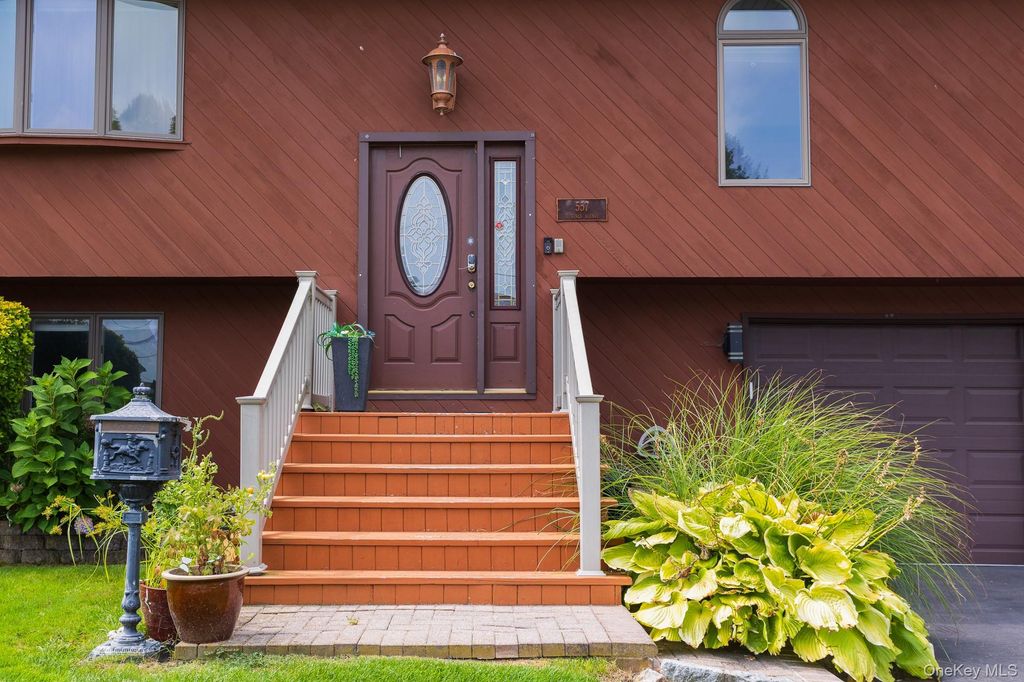 Photo of 557 N Kings Avenue, Lindenhurst, NY 11757 (MLS # 926681)