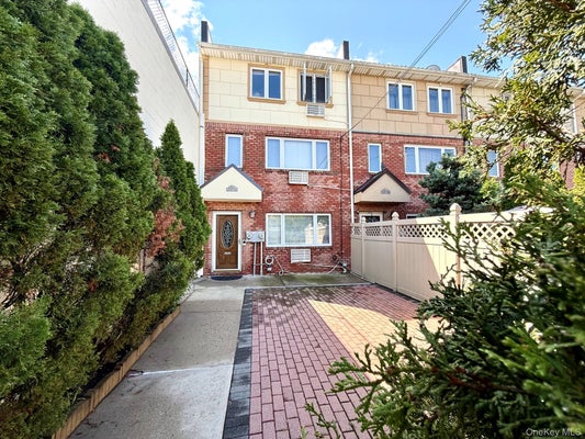 6542 METROPOLITAN AVE, MIDDLE VILLAGE, NY 11379 - Image da1c97ac3c163ce04fb90d3fcfc5c6f8/1661377610
