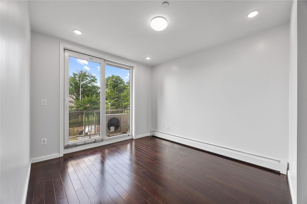 Photo of 138-12 Northern Blvd Blvd #3E, Flushing, NY 11354 (MLS # 874271)