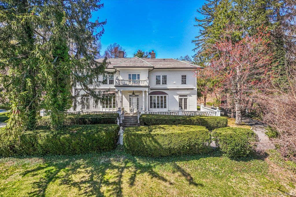 Photo of 365 E Shore Road, Kings Point, NY 11023 (MLS # 986408)