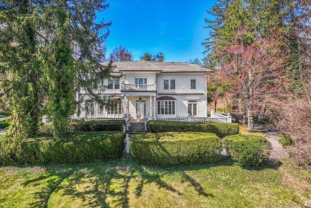 Photo of 365 E Shore Road, Kings Point, NY 11023 (MLS # 986408)