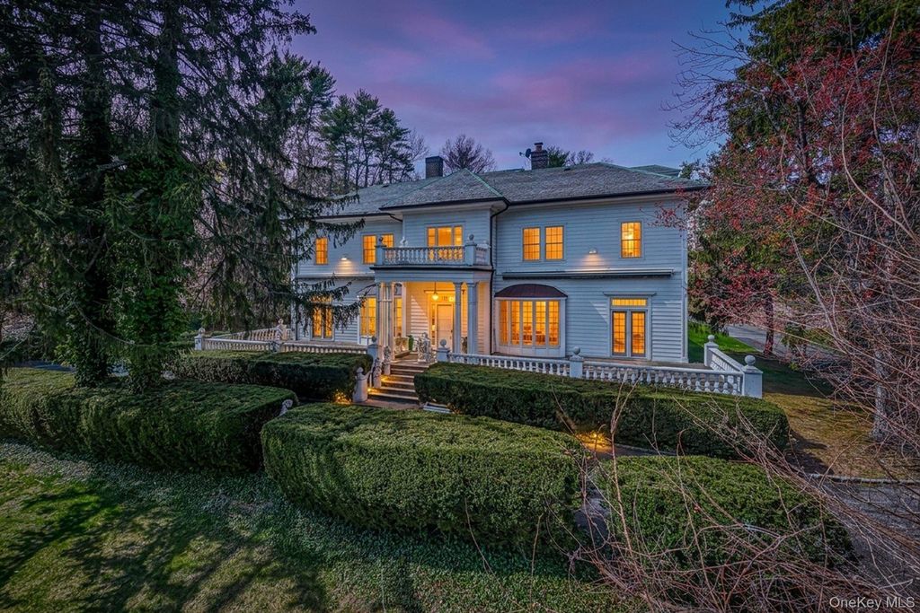 Photo of 365 E Shore Road, Kings Point, NY 11023 (MLS # 986408)