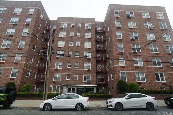 ADDRESS PRIVATE, REGO PARK, NY  - Image da3b856e400bbca3c39fa84b00fb9b81/554805526