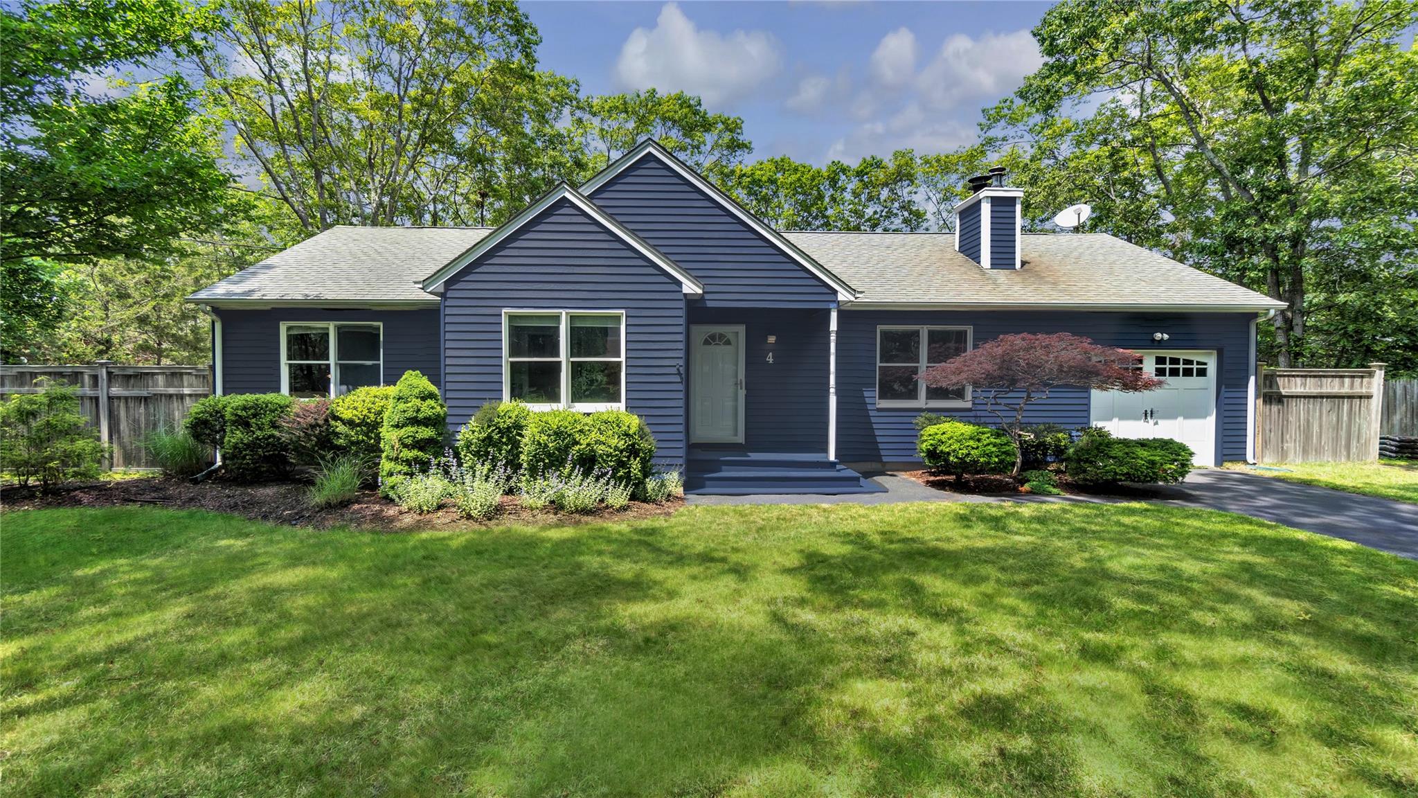 Bay View Drive, Hampton Bays, Hamptons, NY - 3 Bedrooms  
2 Bathrooms - 