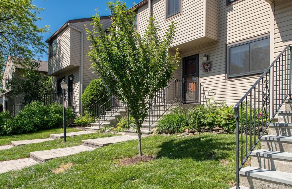 Photo of 8 Knightsbridge #C, Poughkeepsie, NY 12603 (MLS # 1010037)