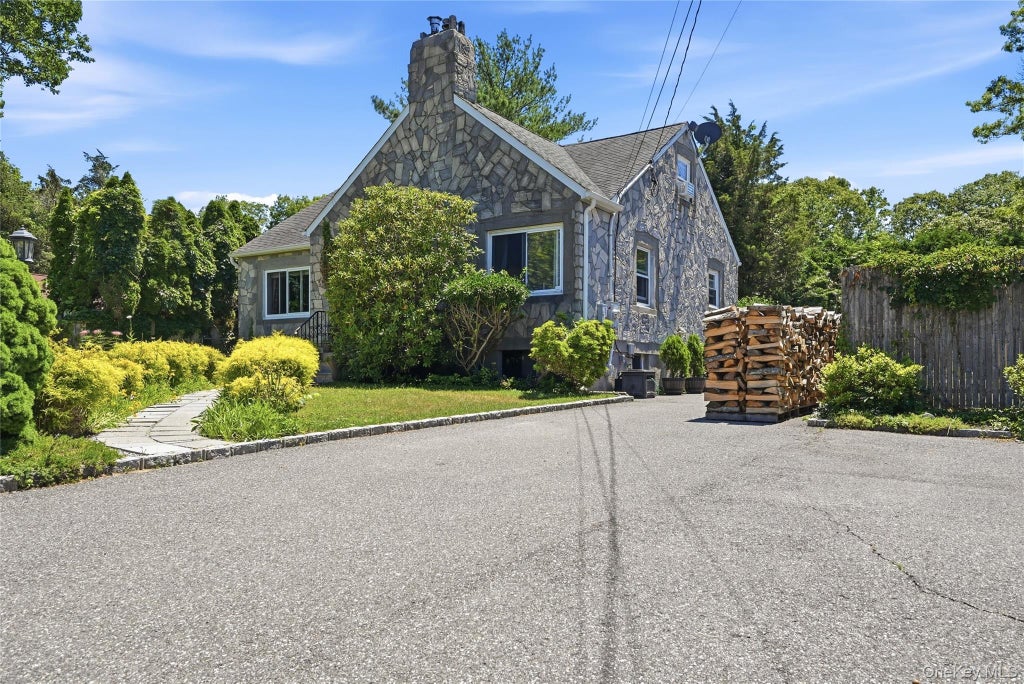 Photo of 26 Hickory Road, Rocky Point, NY 11778 (MLS # 1018557)