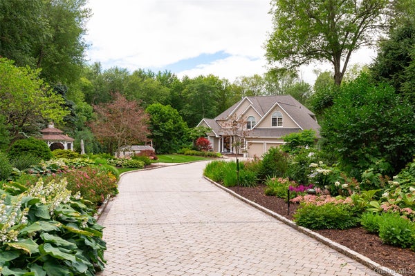 8 GLEN BROOK CT, WAPPINGERS FALLS, NY 12590 - Image da46f2a392d81205d3afc968b6c3d76e/598681588