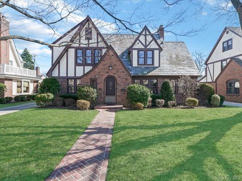 Homes For Sale - 109 Wickham Road<br/> Garden City, NY 11530