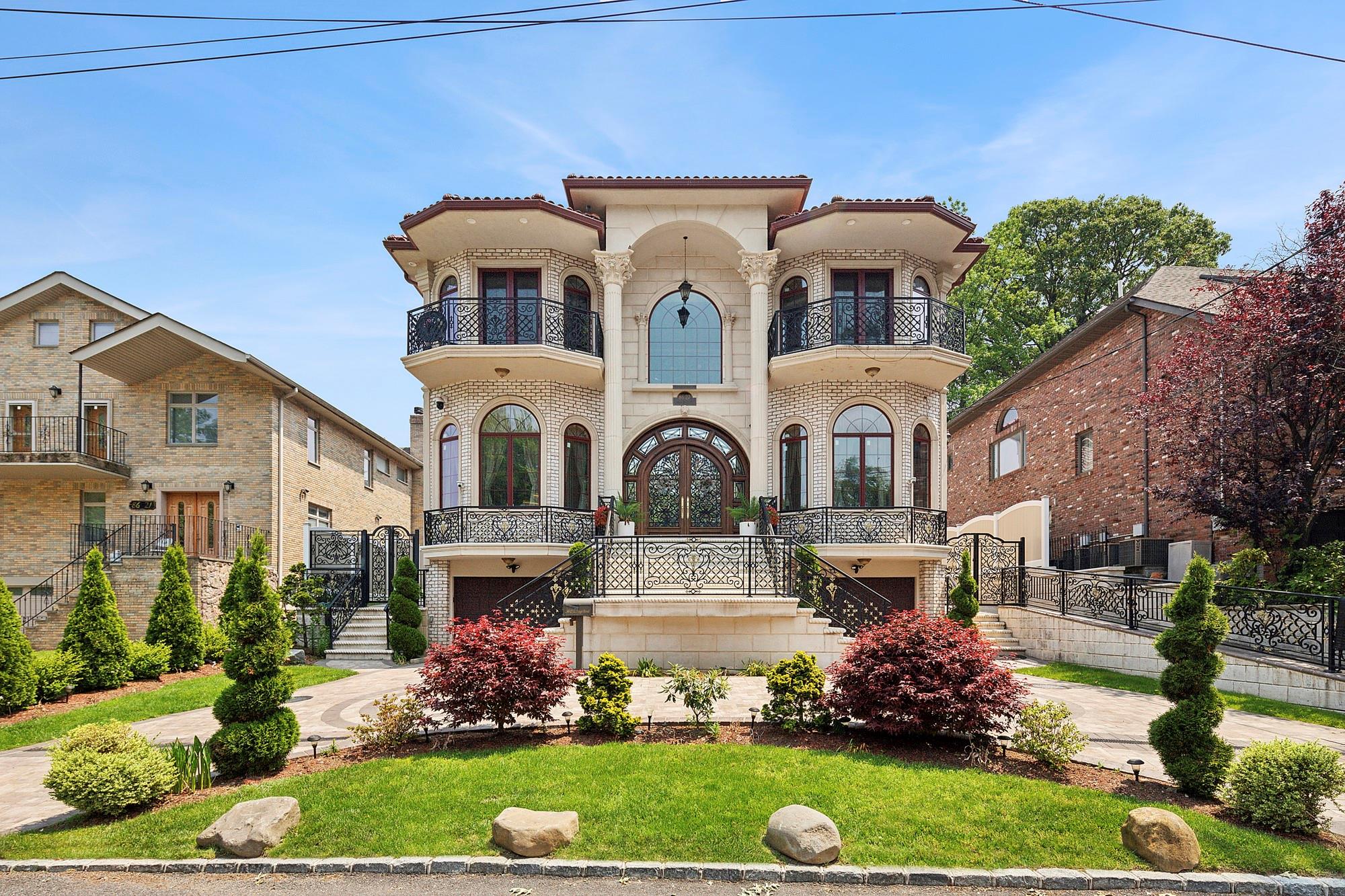 Marengo Street, Holliswood, Queens, NY - 5 Bedrooms  
6.5 Bathrooms  
10 Rooms - 