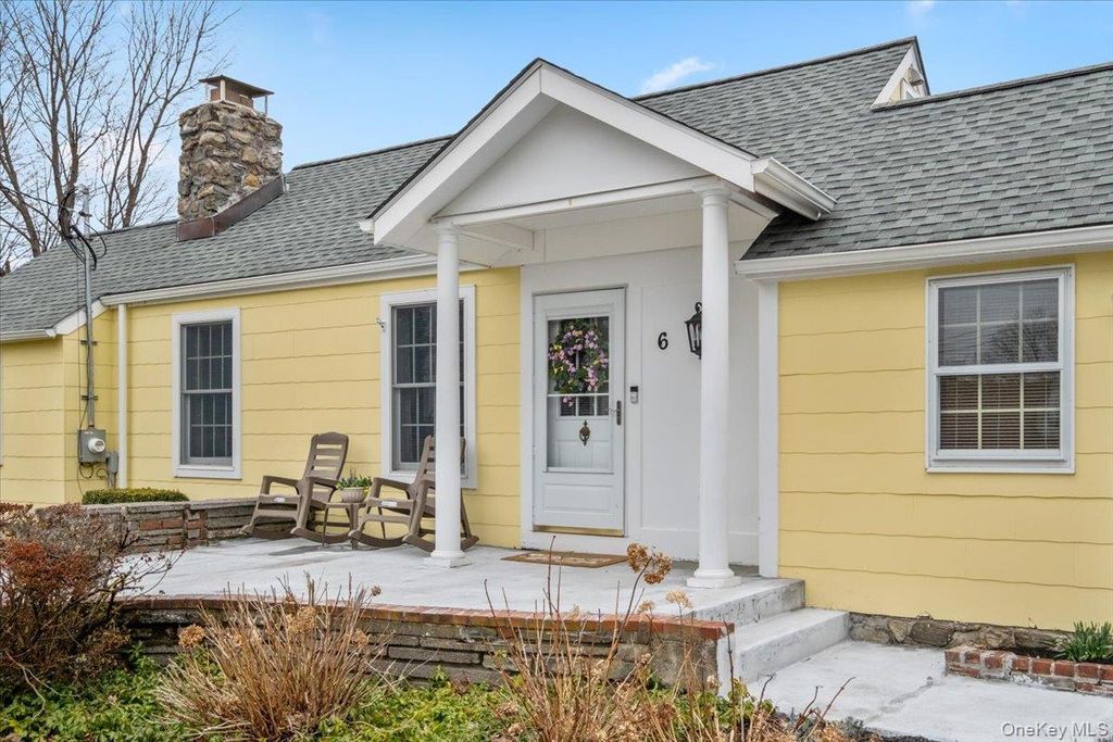 Photo of 6 Crest Drive N, Yorktown Heights, NY 10598 (MLS # 968266)