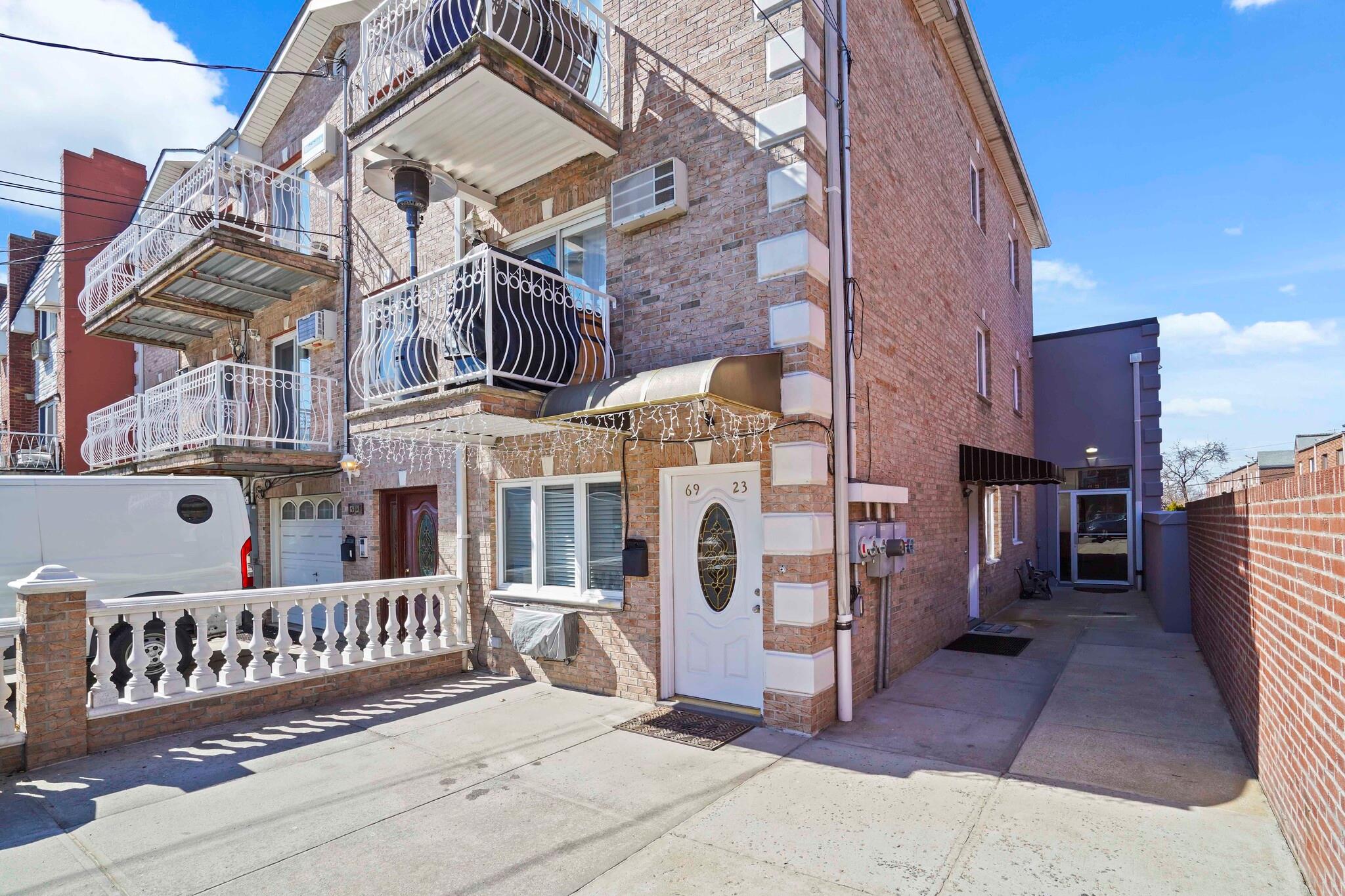 62 Drive, Middle Village, Queens, NY - 3 Bedrooms  
6 Bathrooms  
10 Rooms - 