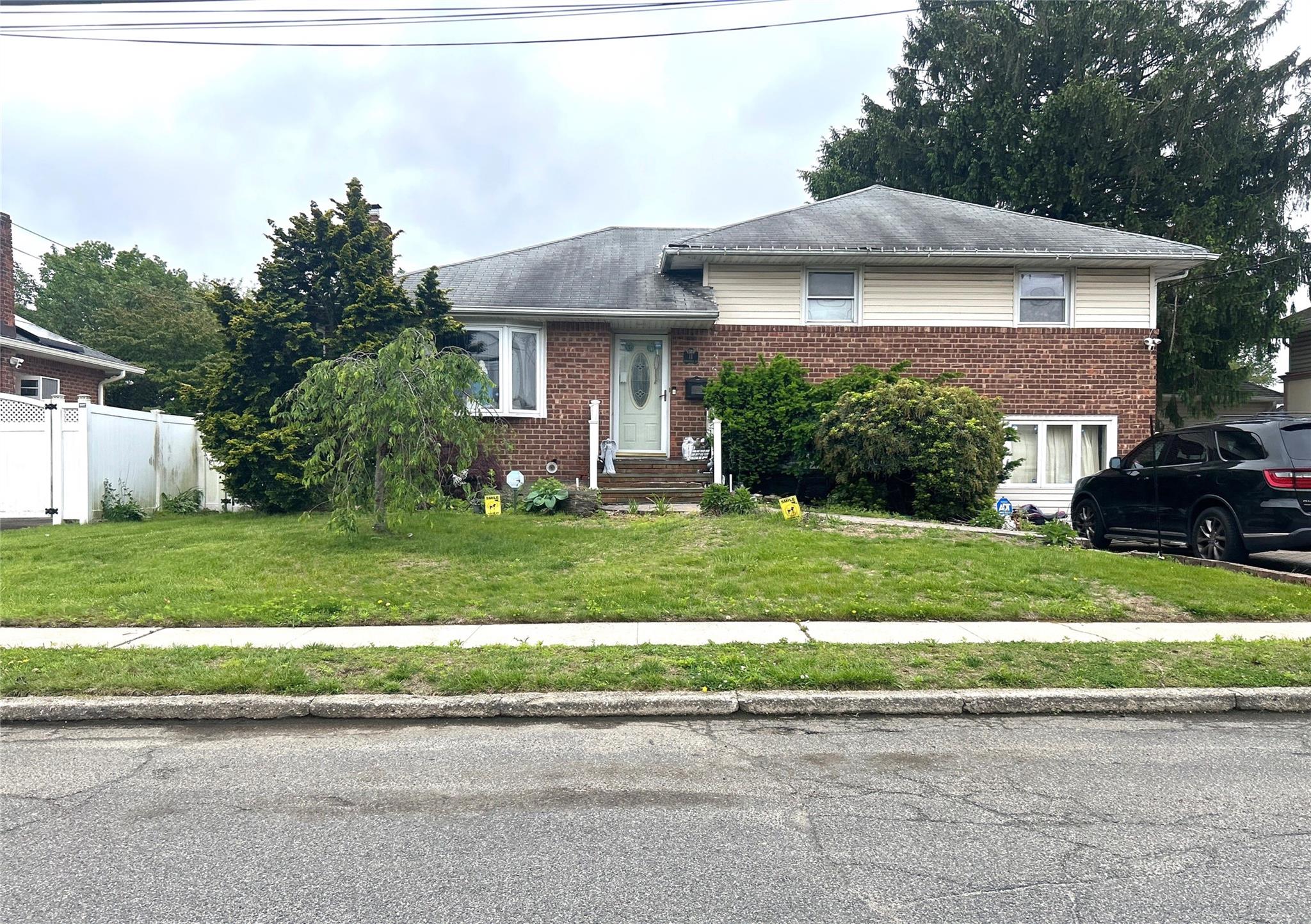 11 Berryhill Lane, Bethpage, New York image 1