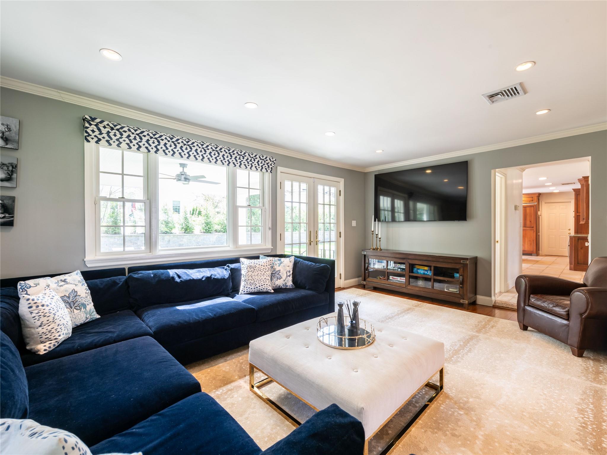 812 Hunt Lane, Manhasset, New York image 14