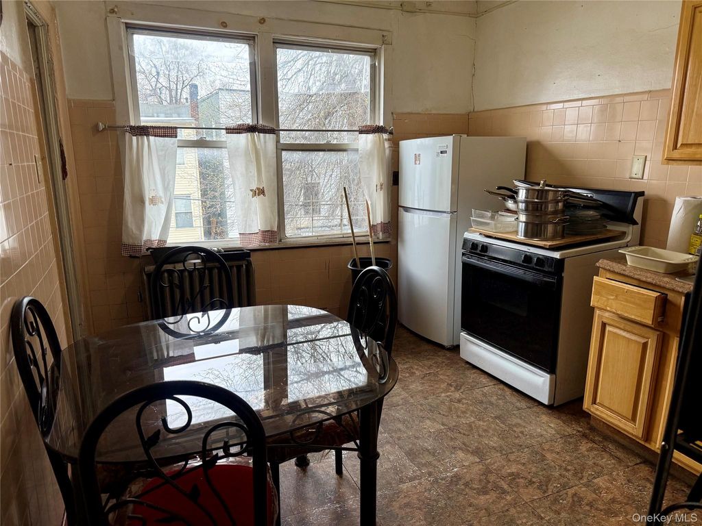 Photo of 1723 Melville Street, Bronx, NY 10460 (MLS # 990425)