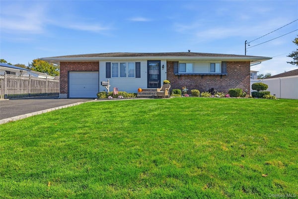 71 W 14TH ST, DEER PARK, NY 11729 - Image dada02bd59be5afff8a1f4efbc2fff65/2351881310