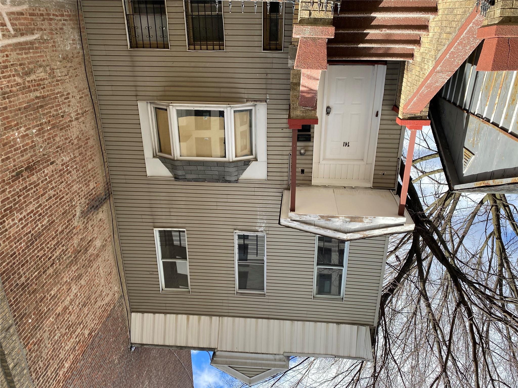 East 178th Streets, Bronx, New York - 4 Bedrooms  
1 Bathrooms - 