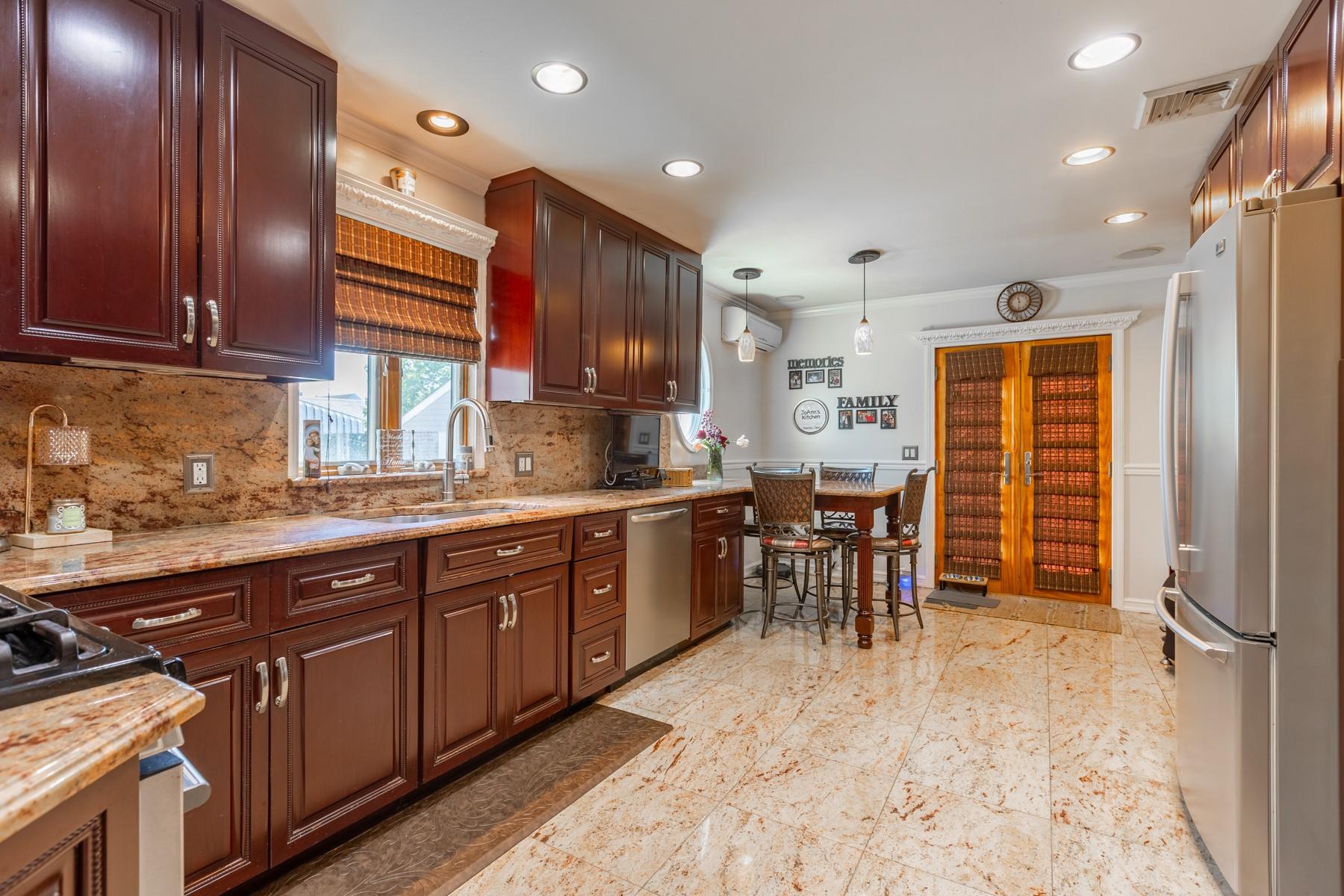 41 Winnie Court, Westbury, New York image 6