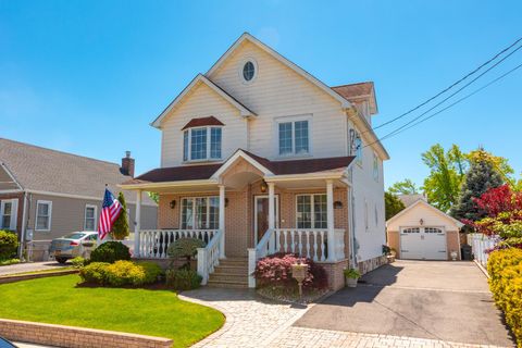 41 Winnie Court Westbury NY 11590