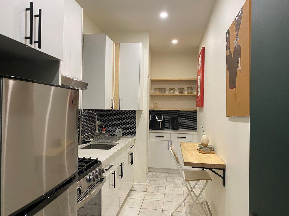 E 151st Street 2C, Bronx, New York - 1 Bedrooms  
1 Bathrooms  
3 Rooms - 