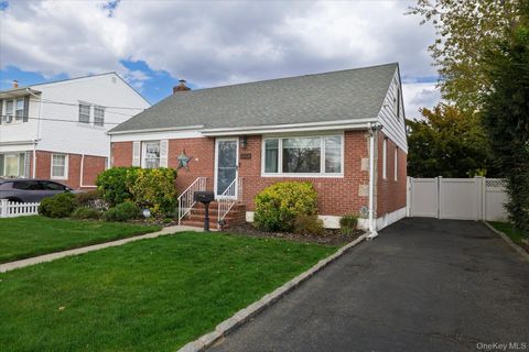 Homes For Sale - 2915 Laurel Avenue<br/> Baldwin, NY 11510