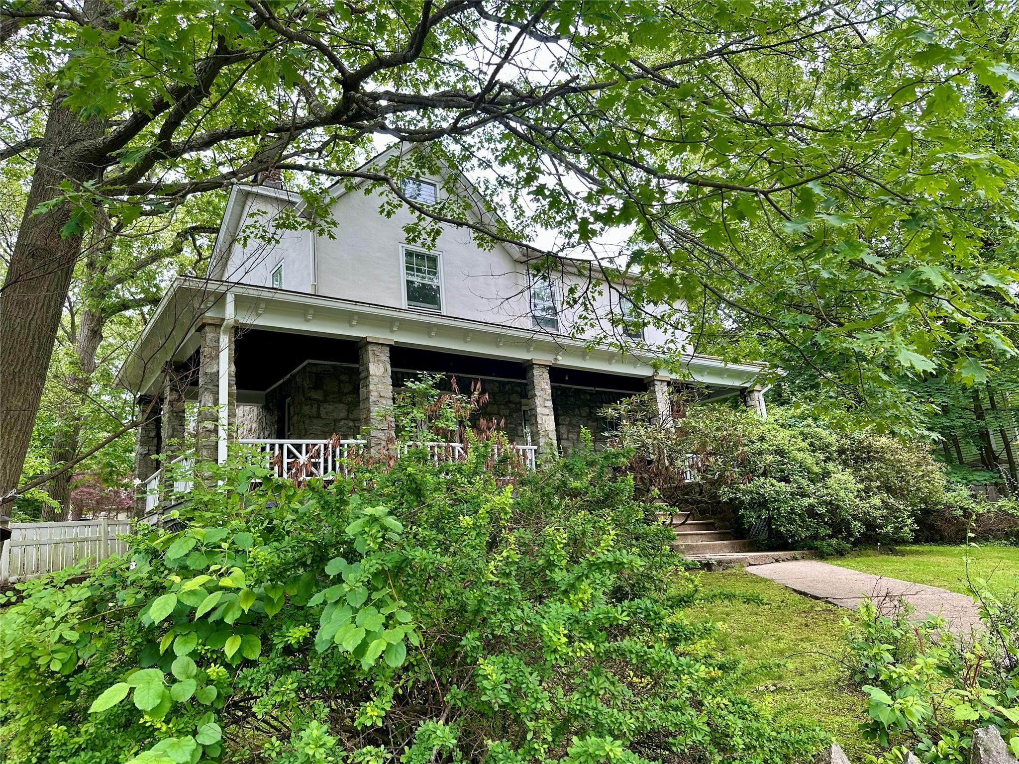 Mount Hope Boulevard, Hastings-On-Hudson, New York - 4 Bedrooms  
3 Bathrooms  
9 Rooms - 