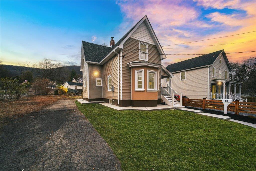 Property for Sale at Washington Avenue, Beacon, New York - Bedrooms: 2 
Bathrooms: 1 
Rooms: 6  - $650,000