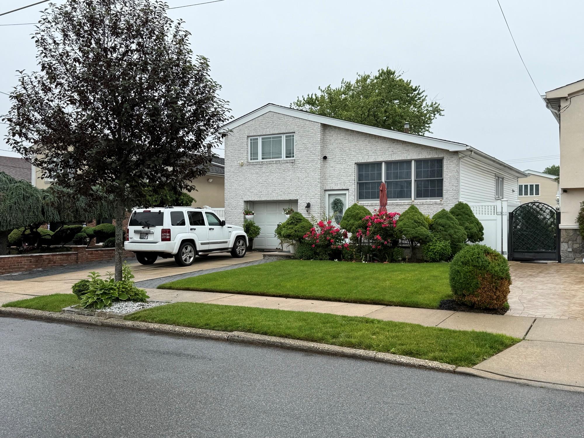 90th Street, Howard Beach, Queens, NY - 4 Bedrooms  
2 Bathrooms  
8 Rooms - 