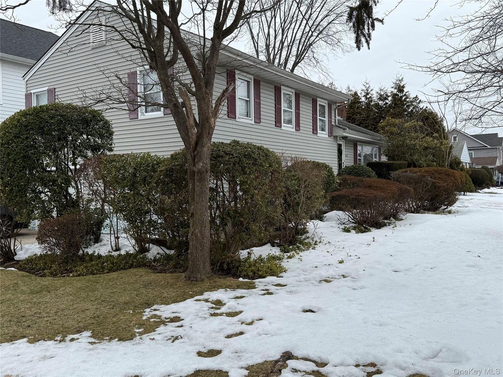 Photo of 160 Sackville Road, Garden City, NY 11530 (MLS # 963421)