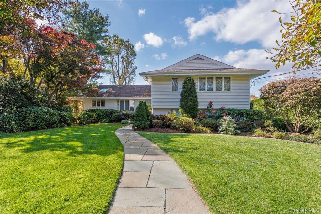 Photo of 34 Lakeshore Drive, Eastchester, NY 10709 (MLS # 928190)