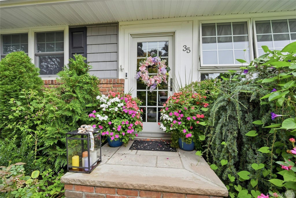 Photo of 35 Reid Avenue, Rockville Centre, NY 11570 (MLS # 1047987)