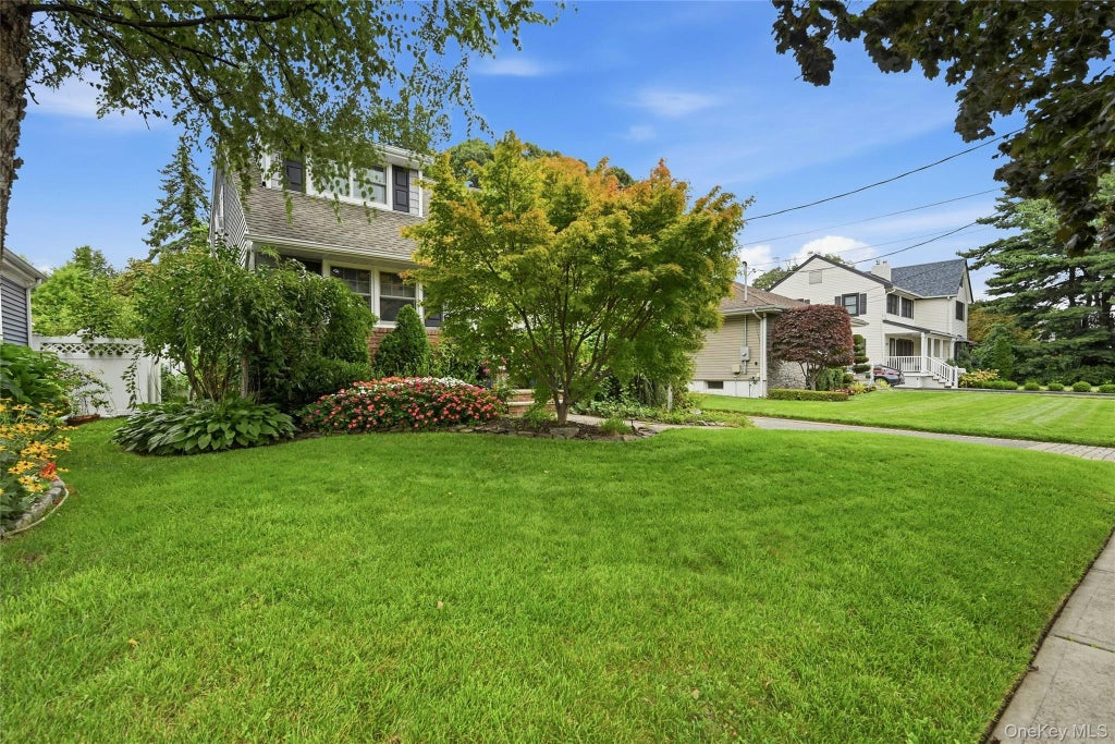 Photo of 35 Reid Avenue, Rockville Centre, NY 11570 (MLS # 1047987)
