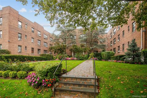 Homes For Sale - 15 Canterbury Road #D6<br/> Great Neck, NY 11021