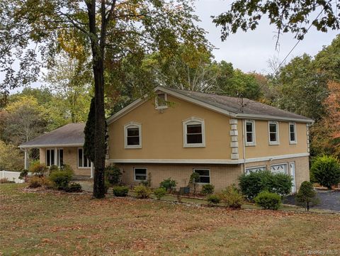 Photo of 77 Dogwood Road, Hopewell Junction, NY 12533 (MLS # 924436)