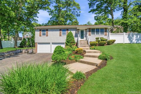 Homes For Sale - 4 Olive Court<br/> Farmingville, NY 11738