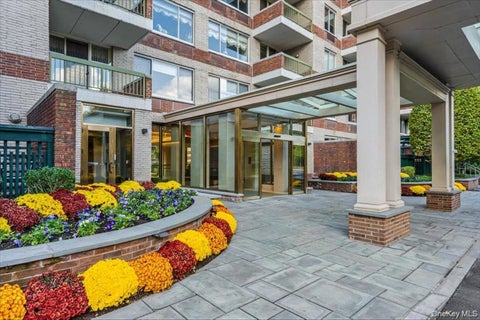 Condo For Rent - 100 Hilton Avenue #806<br/> Garden City, NY 11530