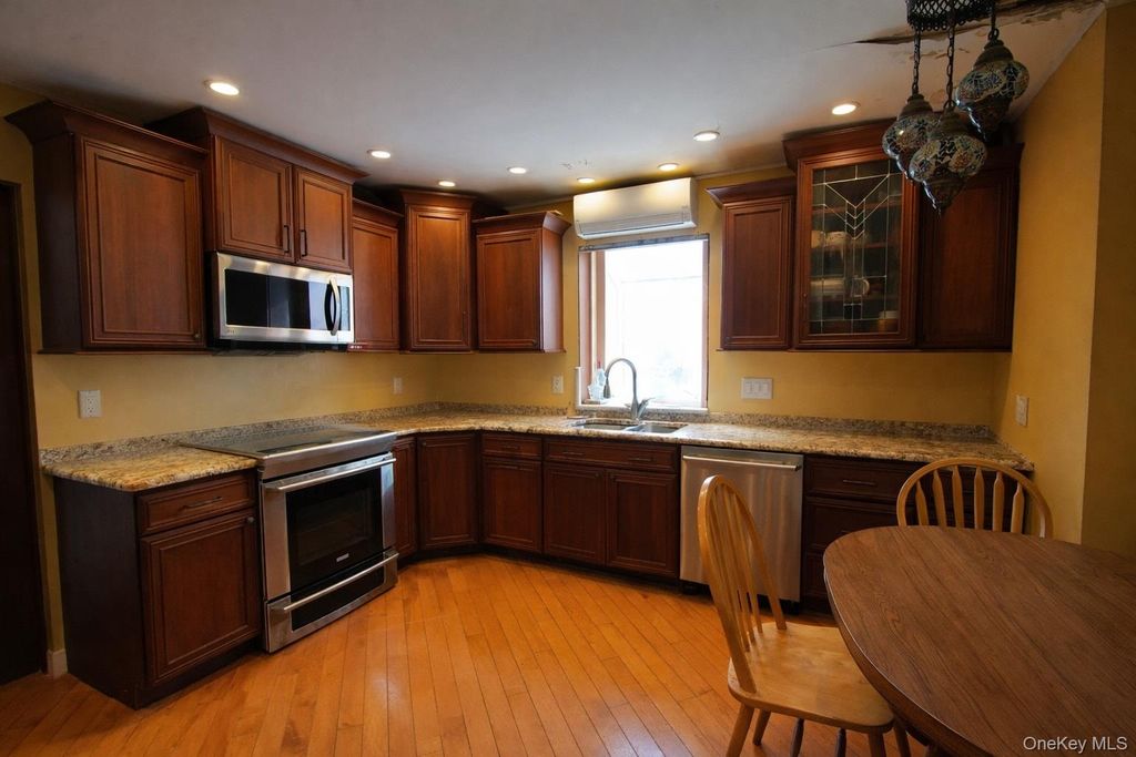 Photo of 10 Farview Avenue, Bayville, NY 11709 (MLS # 962148)