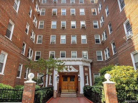 Photo of 63-109 Saunders Street #A8, Rego Park, NY 11374 (MLS # 986823)